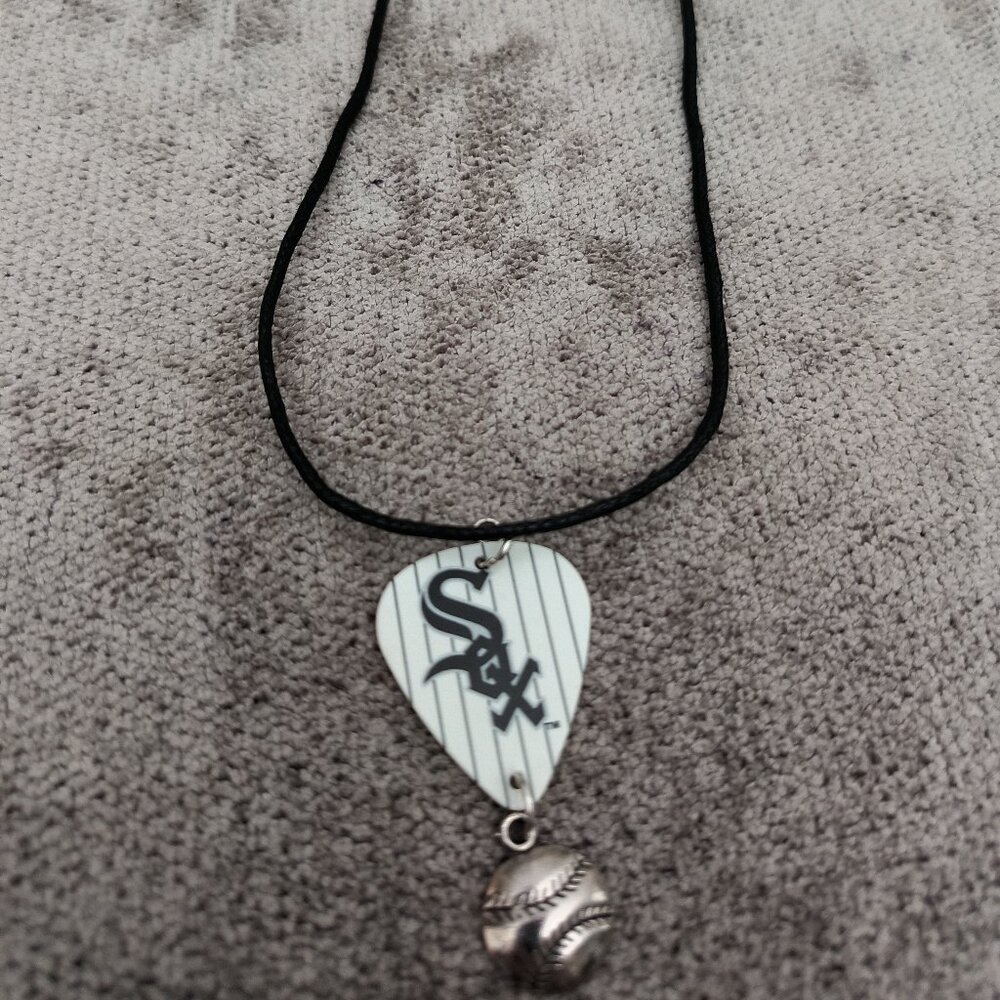CHICAGO WHITESOXS GUITAR PICK NECKLACE - EARRINGS SET